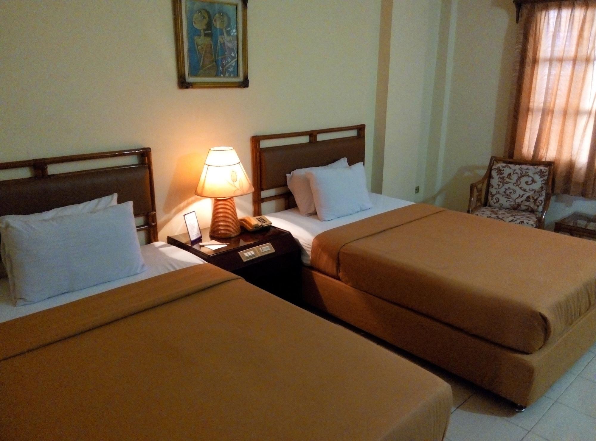 Hotel Merdeka Madiun Esterno foto