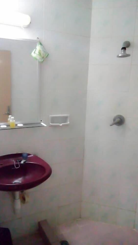 Hotel Merdeka Madiun Esterno foto