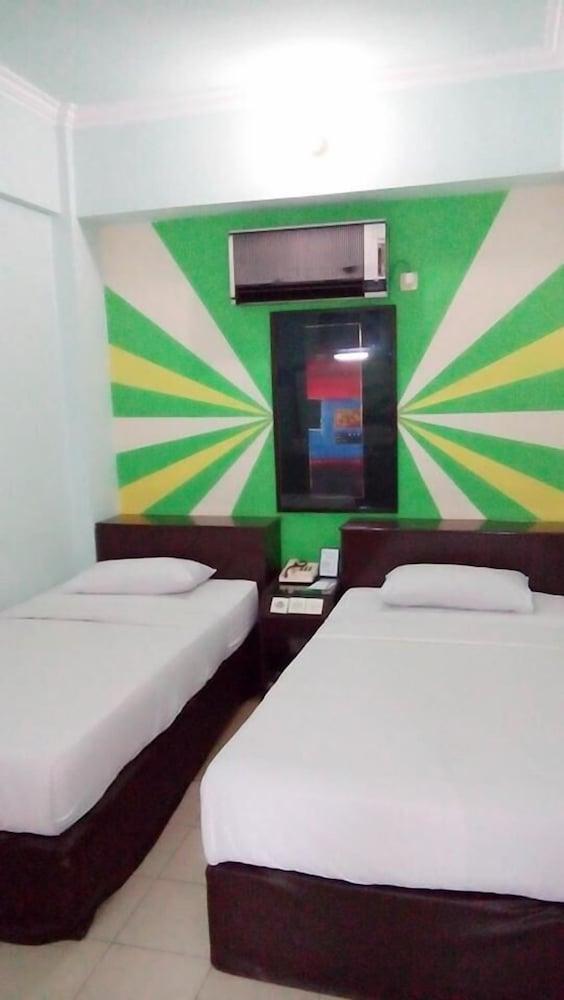 Hotel Merdeka Madiun Esterno foto