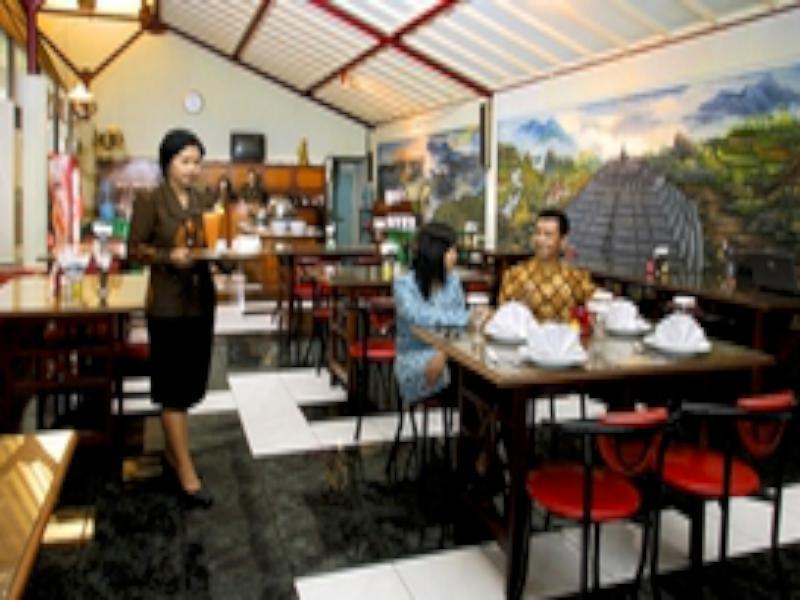 Hotel Merdeka Madiun Esterno foto