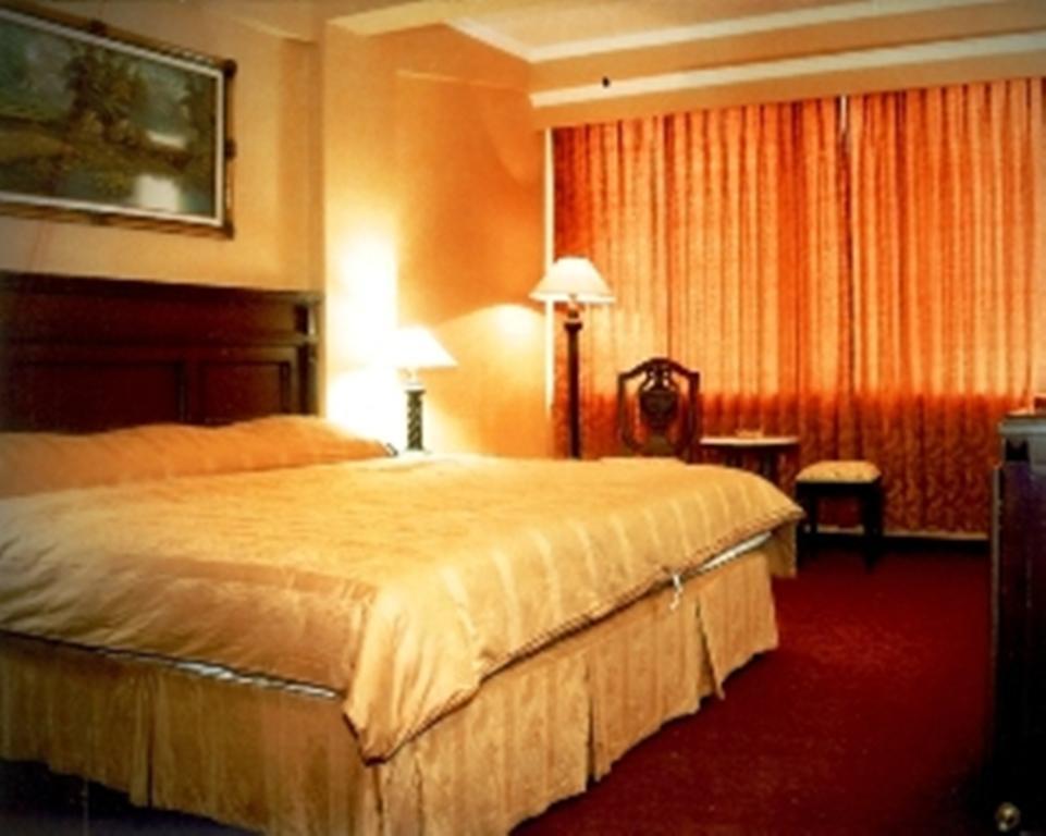 Hotel Merdeka Madiun Esterno foto