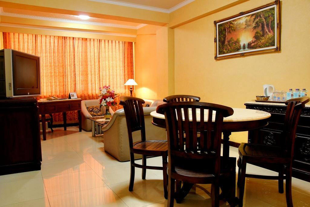 Hotel Merdeka Madiun Esterno foto