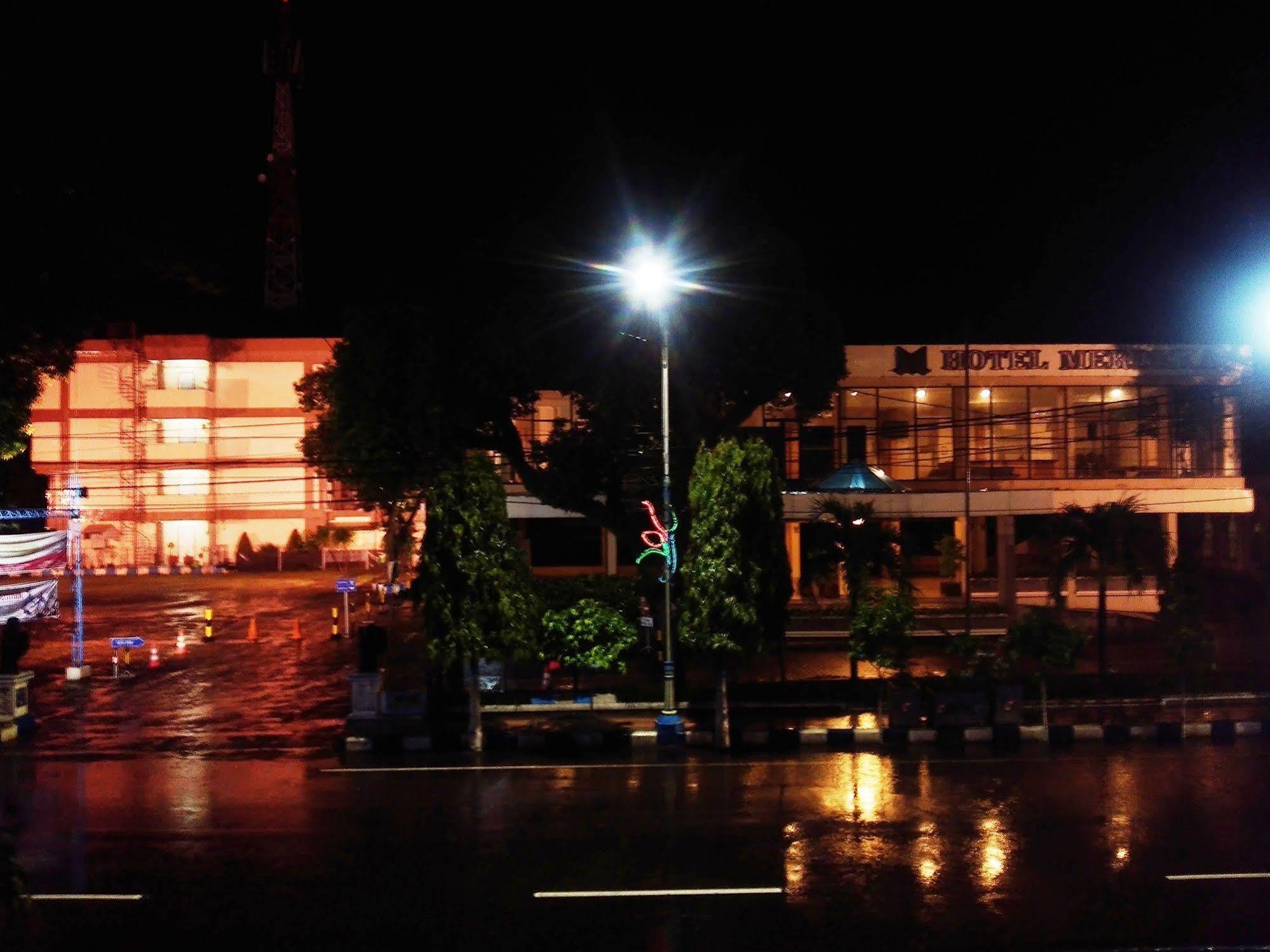 Hotel Merdeka Madiun Esterno foto