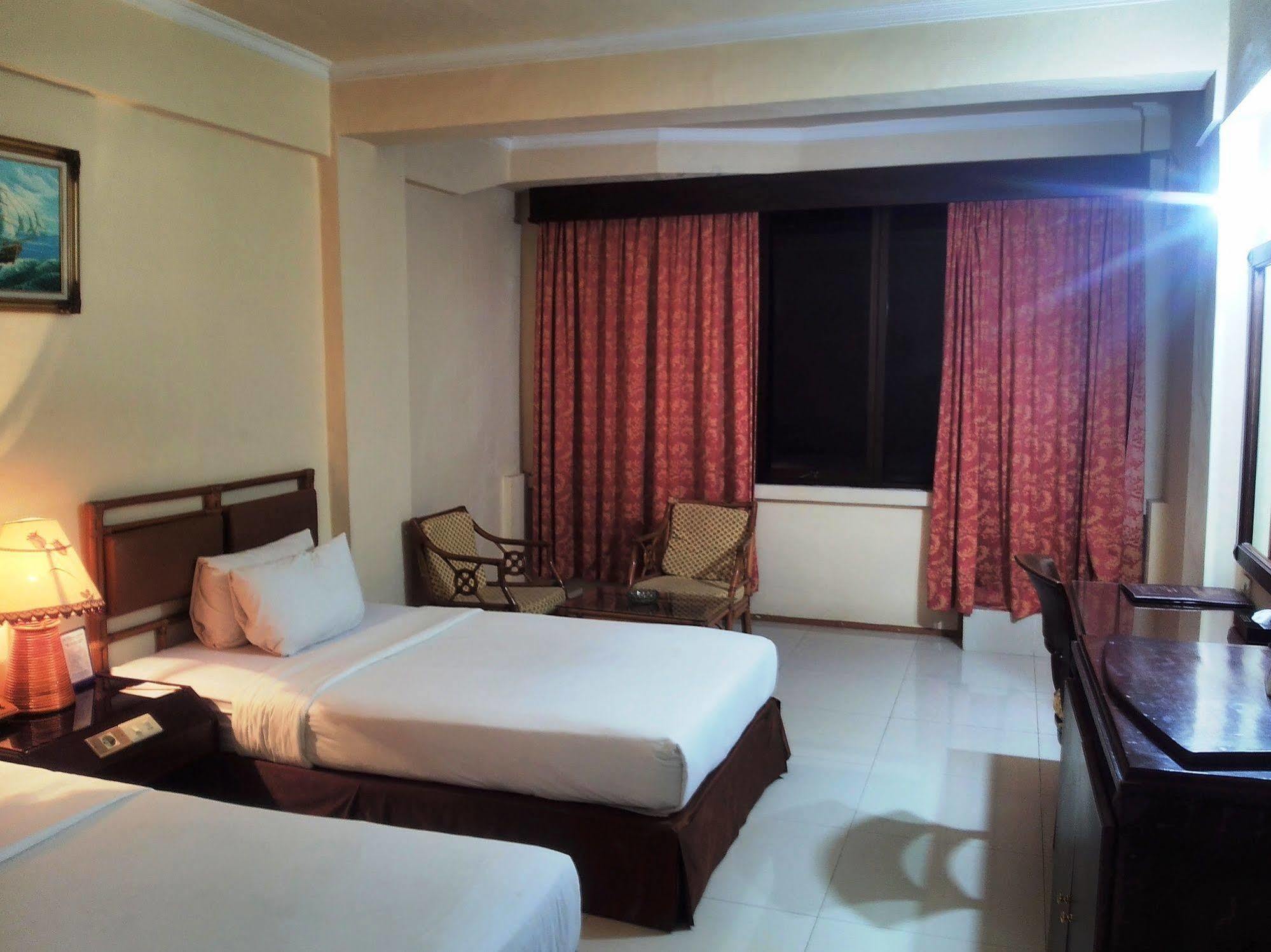 Hotel Merdeka Madiun Esterno foto