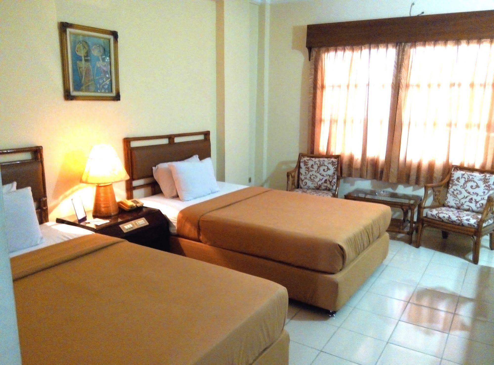 Hotel Merdeka Madiun Esterno foto